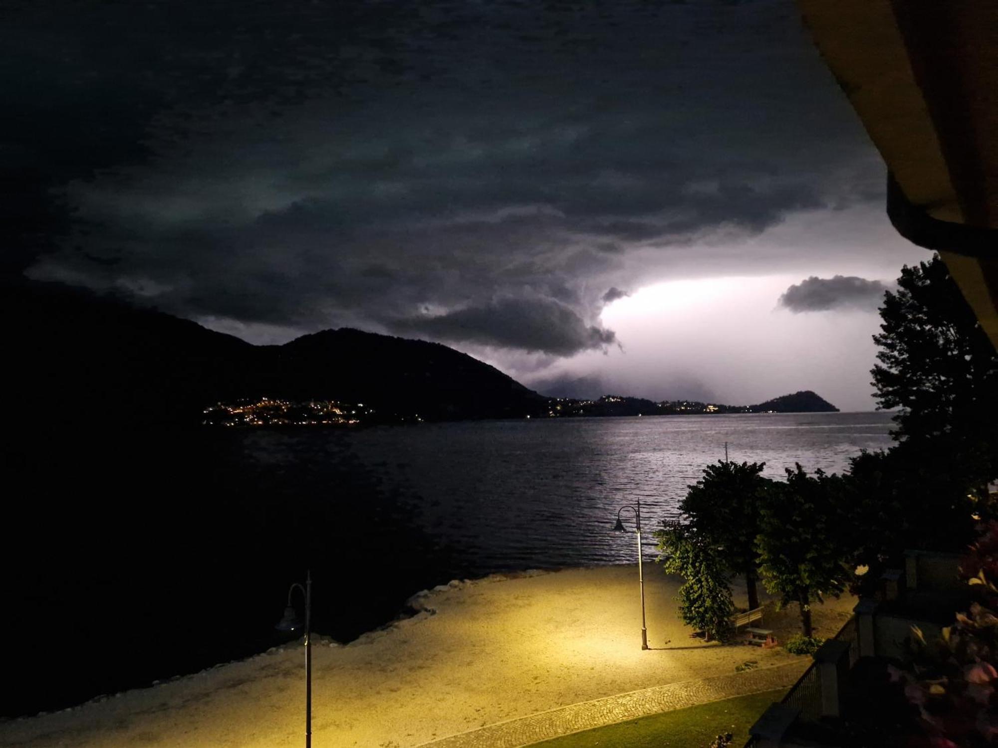 Foresteria Lombarda La Spiaggia Lierna Bagian luar foto